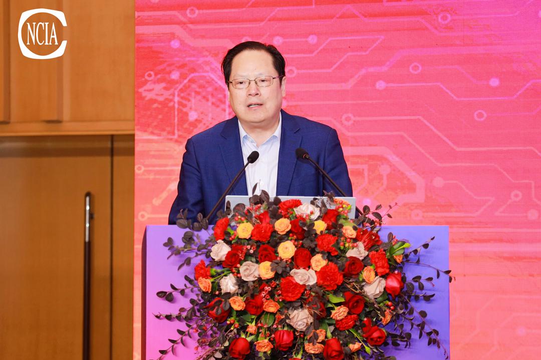中國涂料工業(yè)協(xié)會副會長、中國涂料工業(yè)協(xié)會涂料裝備分會理事長、南京長江涂料有限公司董事長張衛(wèi)中致辭